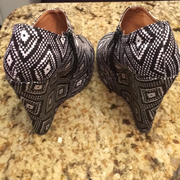 Qupid peep toe booties, size 7. - Picture 8 of 8